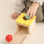 Montessori-Box zur Untersuchung der Objektpermanenz