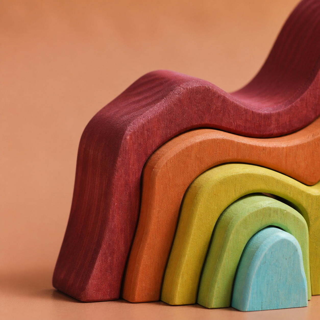 Regenbogenberg aus Holz
