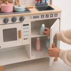 Holzküche mit Kühlschrank
