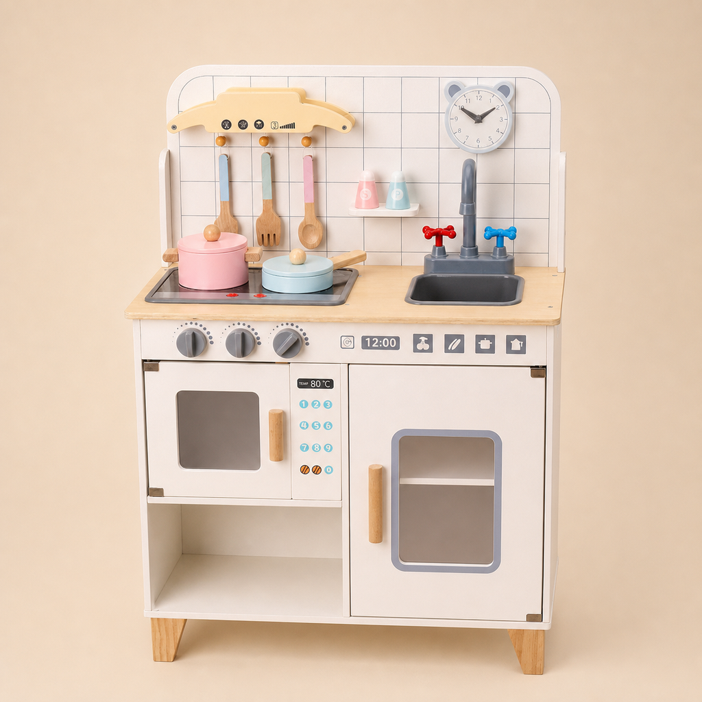 Holzküche mit Kühlschrank